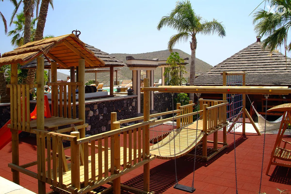 Regency Country Club Apartments & Suites