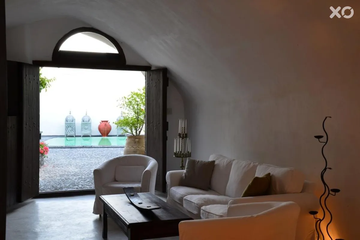 Villas & Mansions of Santorini