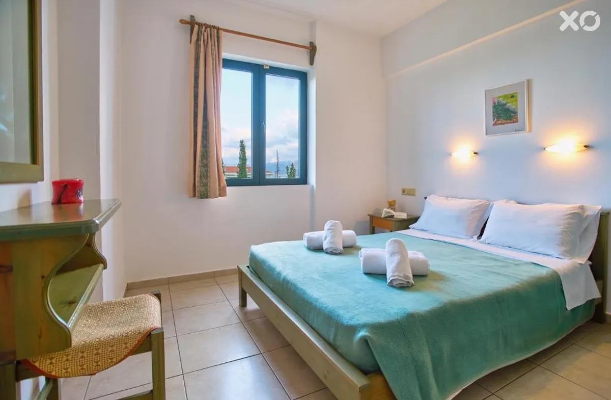 Dionysos Apartments & Studios