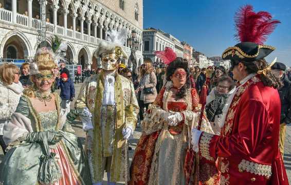 Італія для натхнення взимку! Верона, венеційський карнавал та Доломітові Альпи
