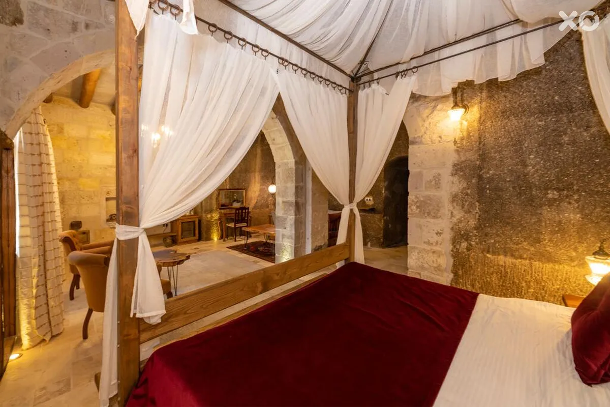 Hera Cave Suites