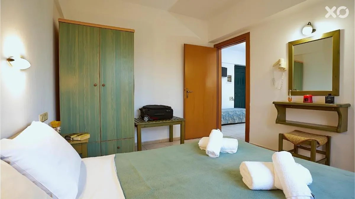 Dionysos Apartments & Studios