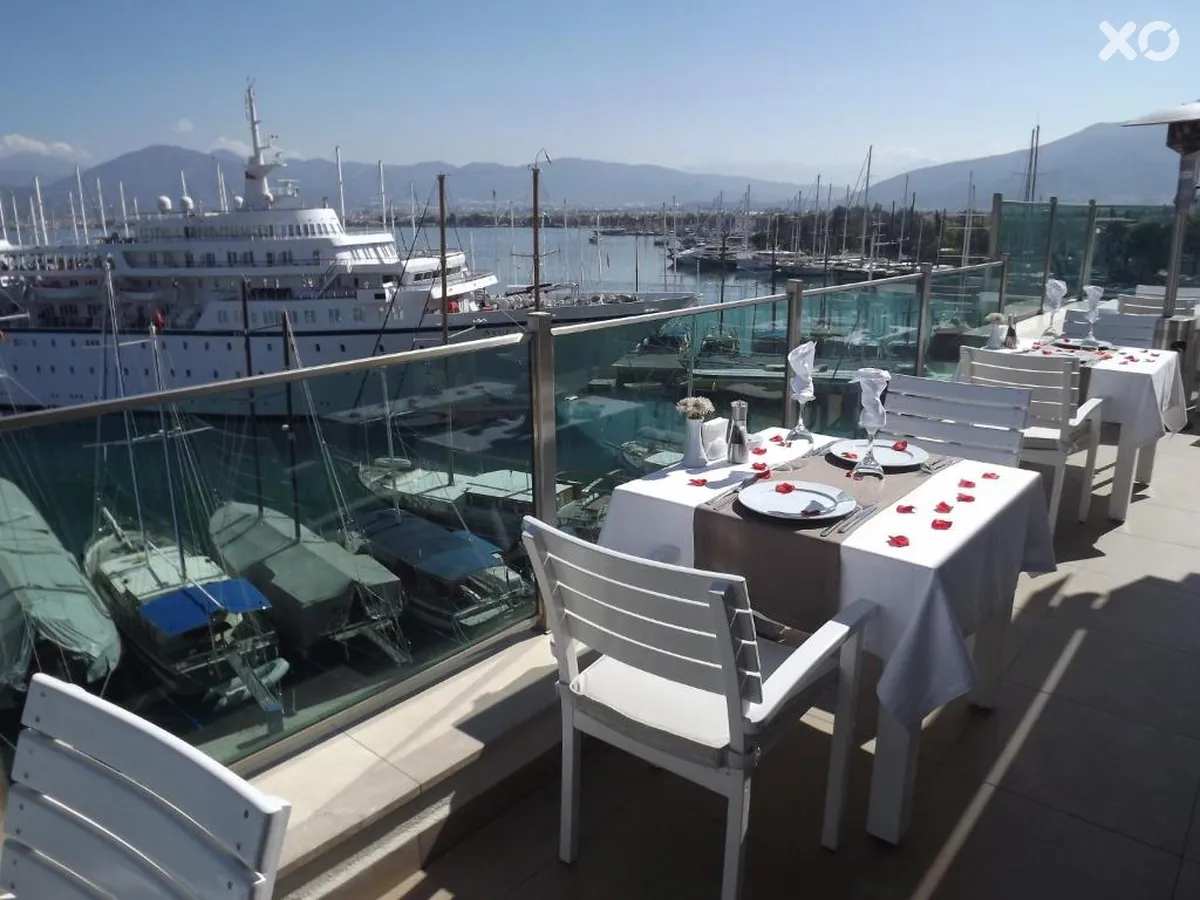 Alesta Yacht Hotel