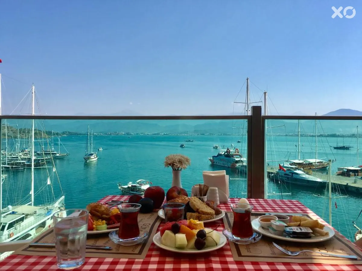 Alesta Yacht Hotel