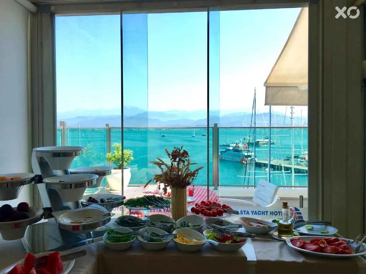 Alesta Yacht Hotel