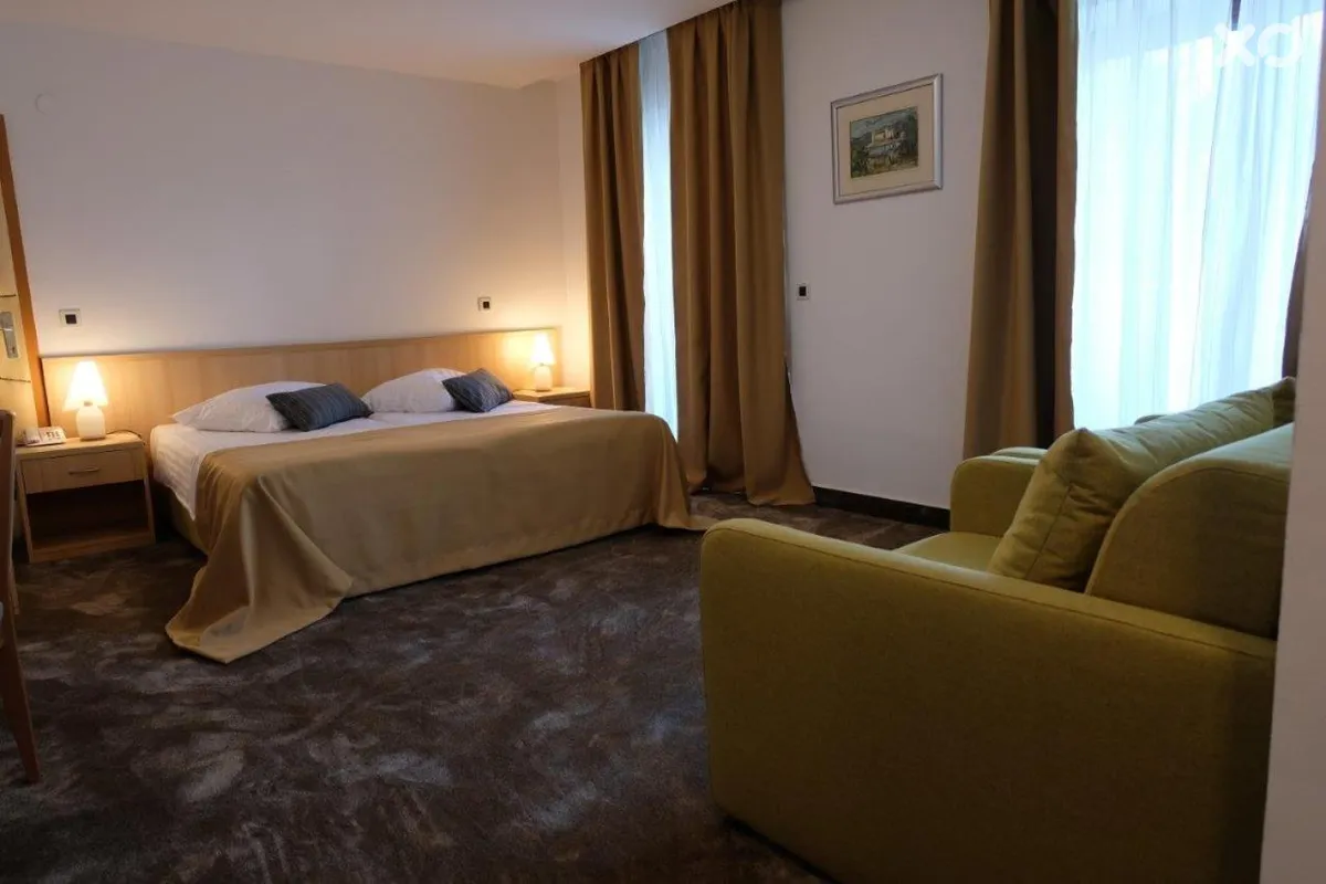 Flores Hotel