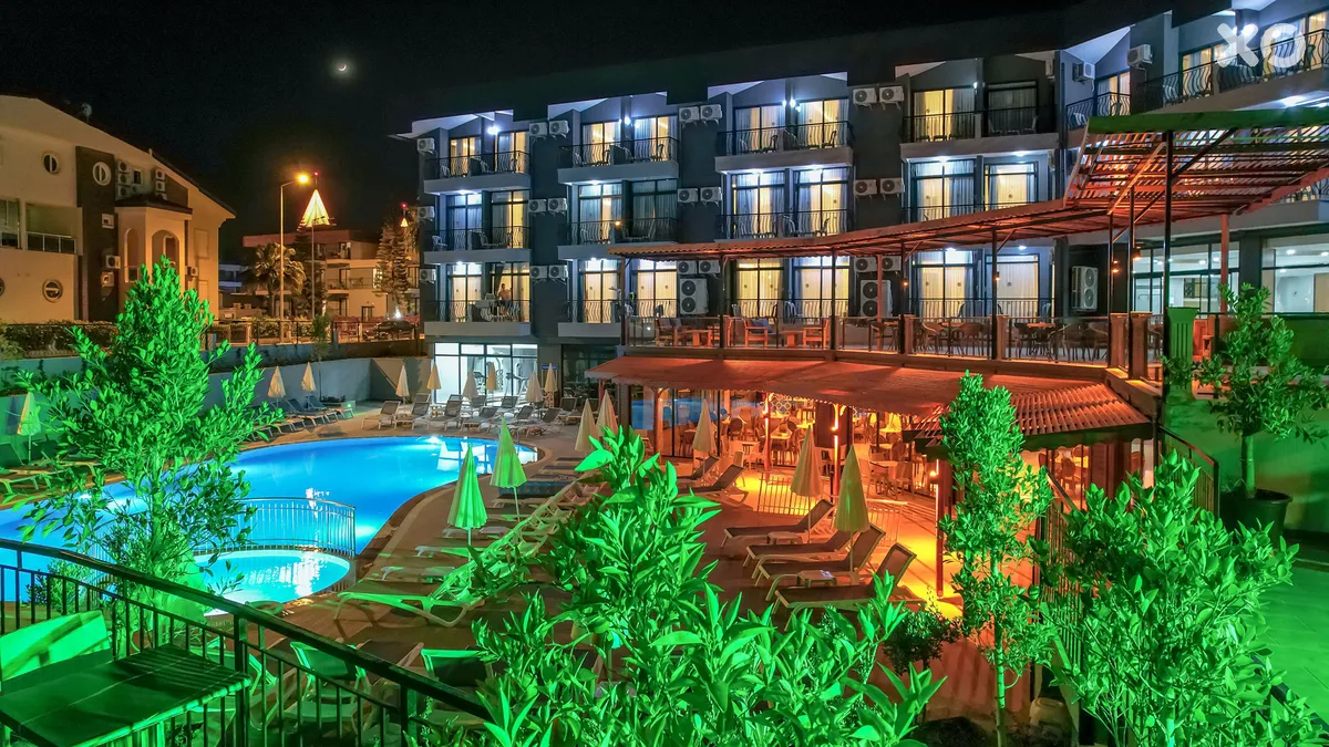 Clover Magic Park Side Hotel