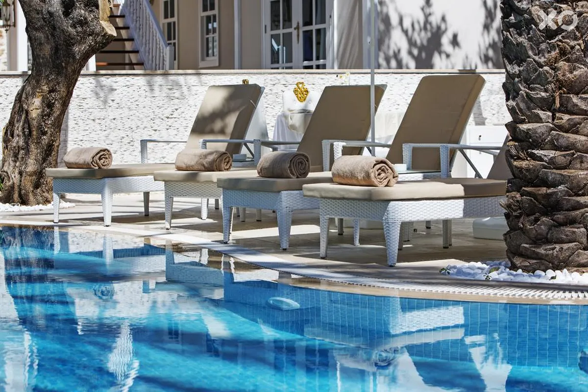 Elegance East Hotel