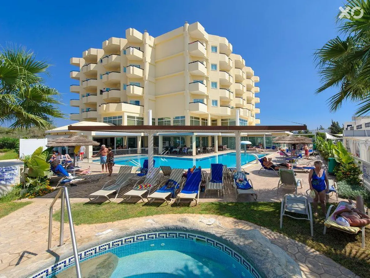 Tasia Maris Sands Beach Hotel
