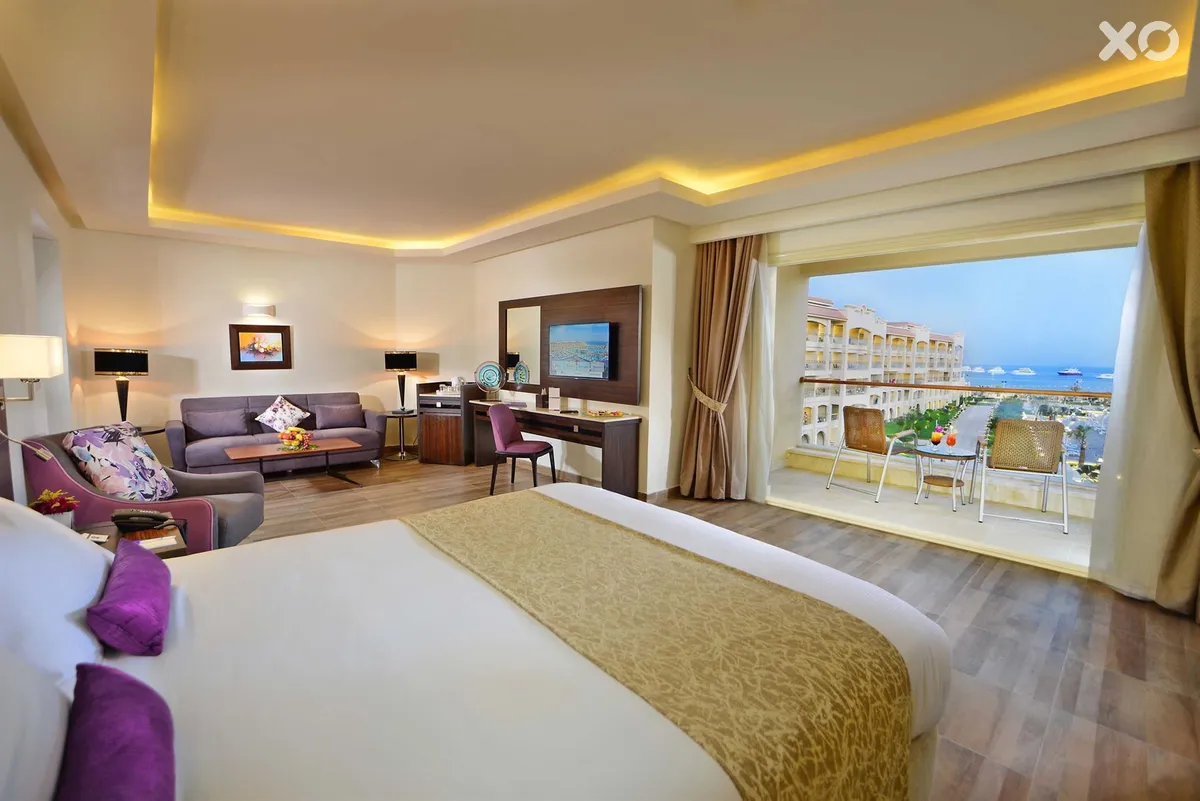 Albatros White Beach Resort