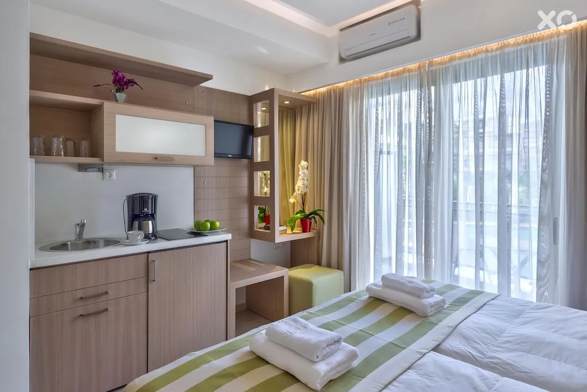 Leonidas Hotel & Apartments