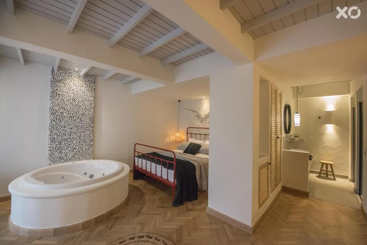 Yacht Boheme Hotel