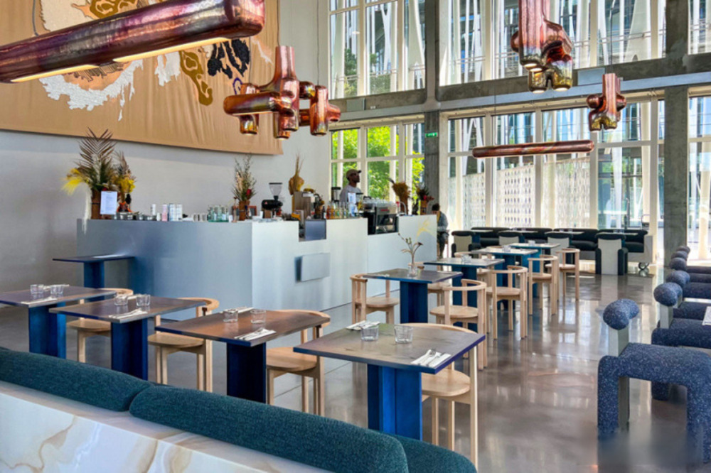 Кафе и рестораны от модных брендов в Париже