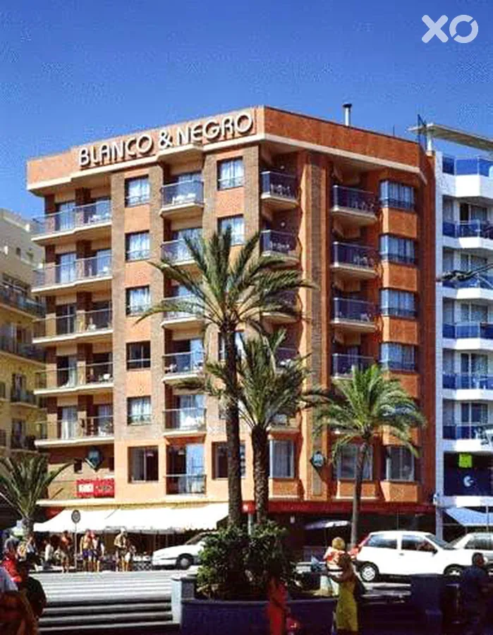 Blanco y Negro Apartments