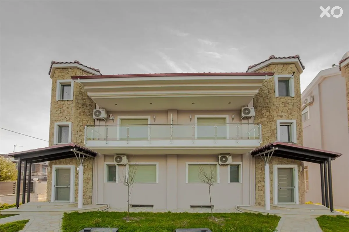 Natalie Toroni Villa