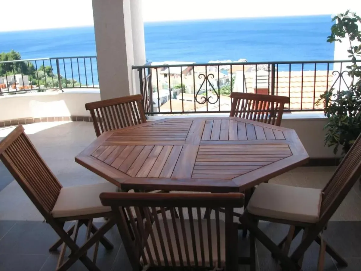Leut Apartments
