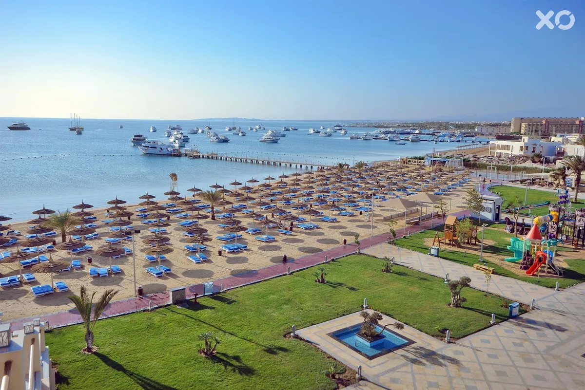 Albatros White Beach Resort