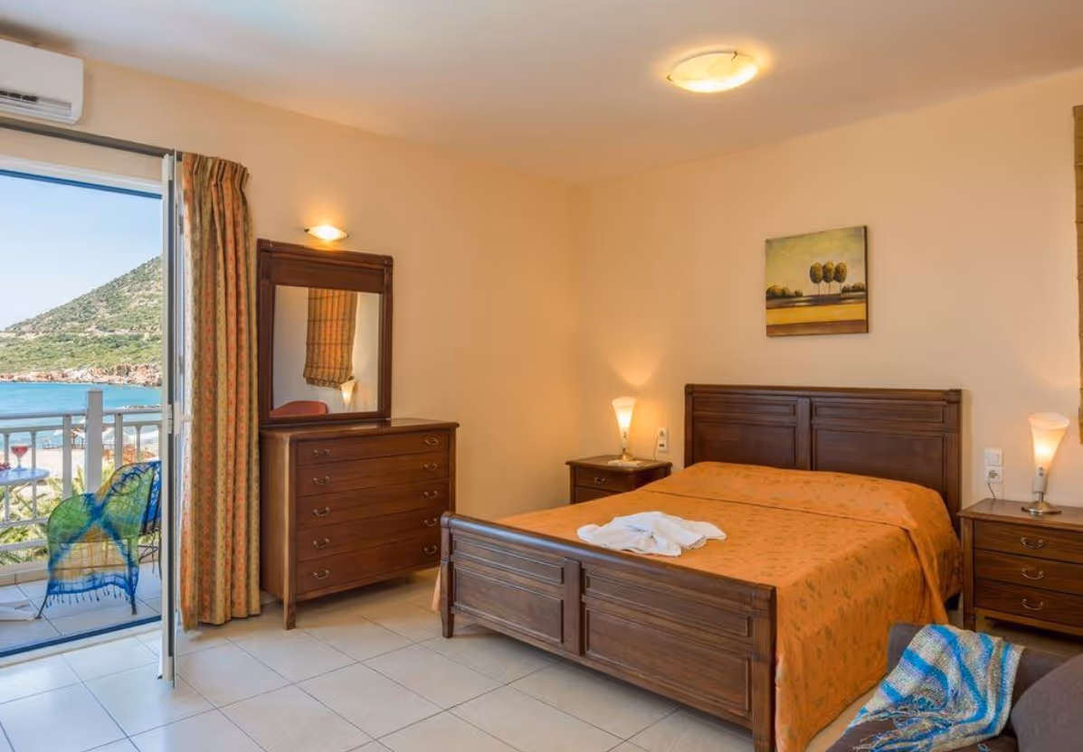 Крит, коли хочеться простого моря й сонця! Піщаний пляж, шезлонги та водні розваги