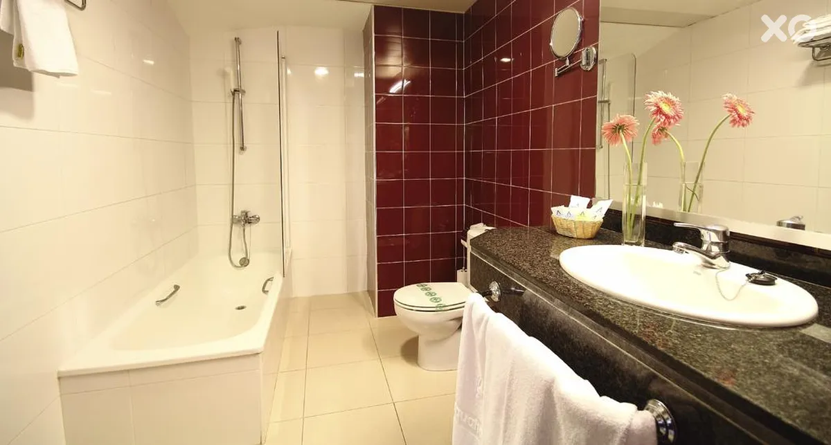 Aqua Hotel Montagut Suites