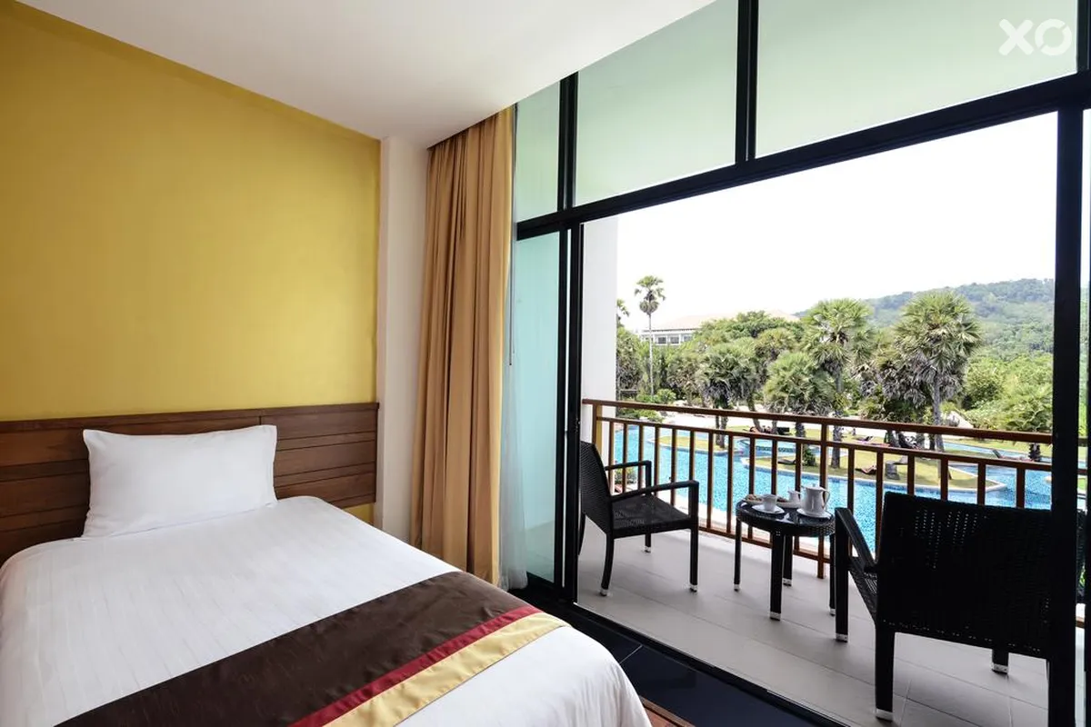 Naithonburi Beach Resort