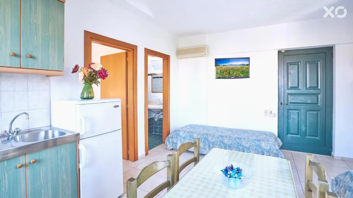 Dionysos Apartments & Studios
