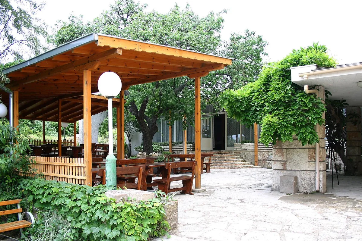 Vezhen Hotel