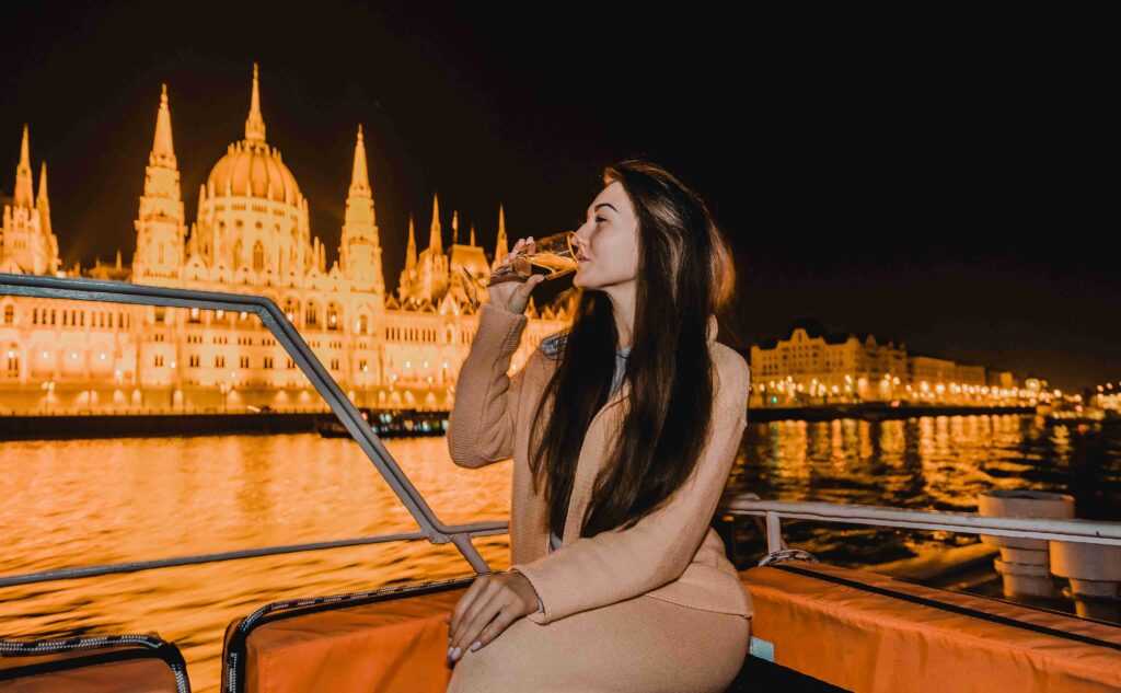 Два міста за один подих! Прогулянки з локалом, кораблик по Дунаю і компанія однодумців