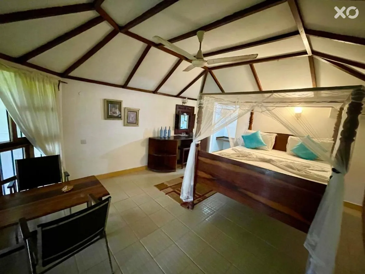 Mambo Beach Villas