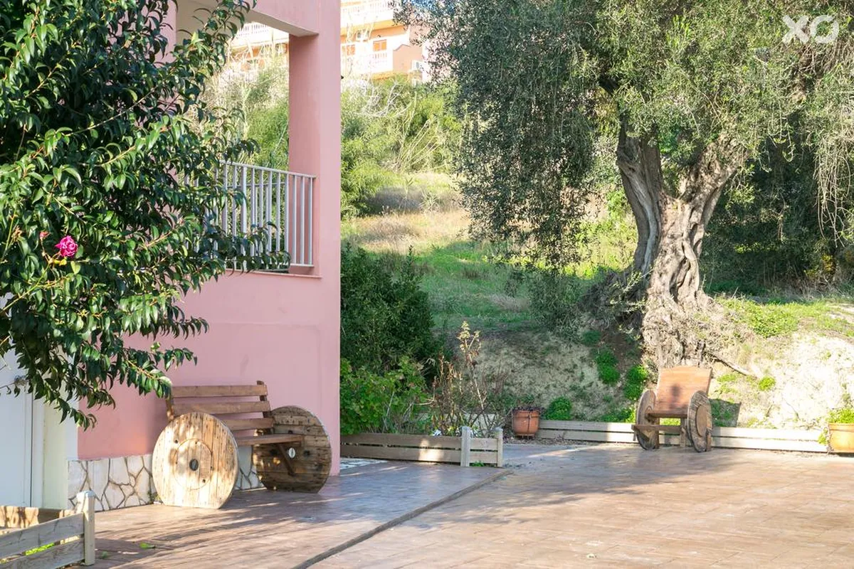 Kouros Apartments & Studios