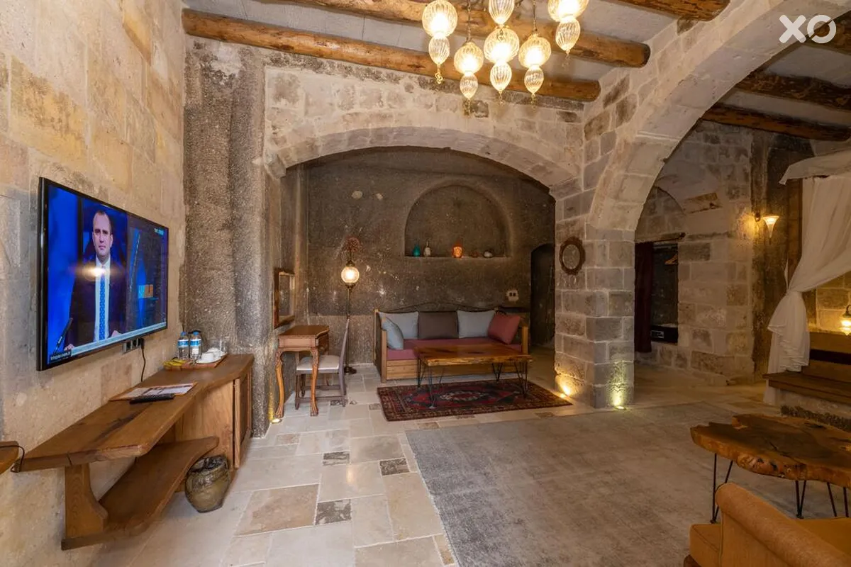 Hera Cave Suites