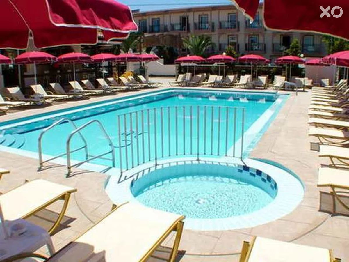 Canadian Hotel