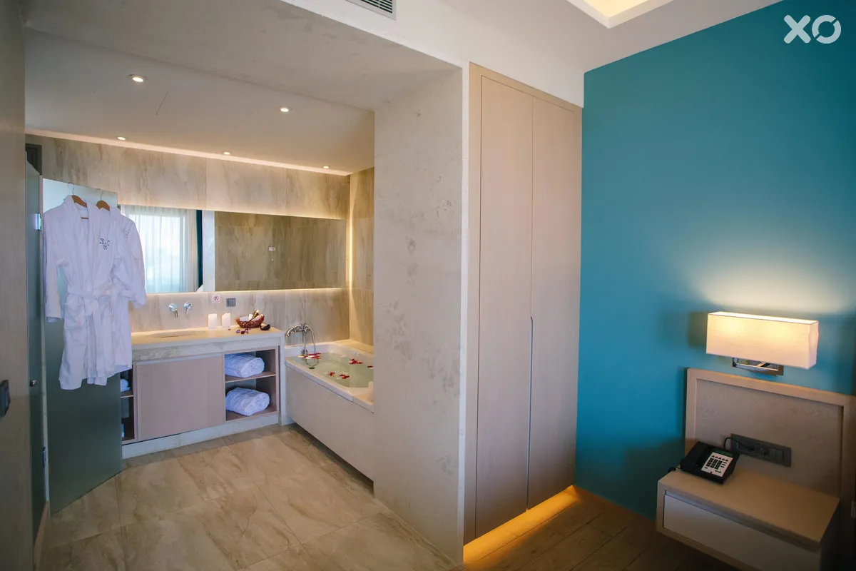 Almyros Beach Resort & Spa
