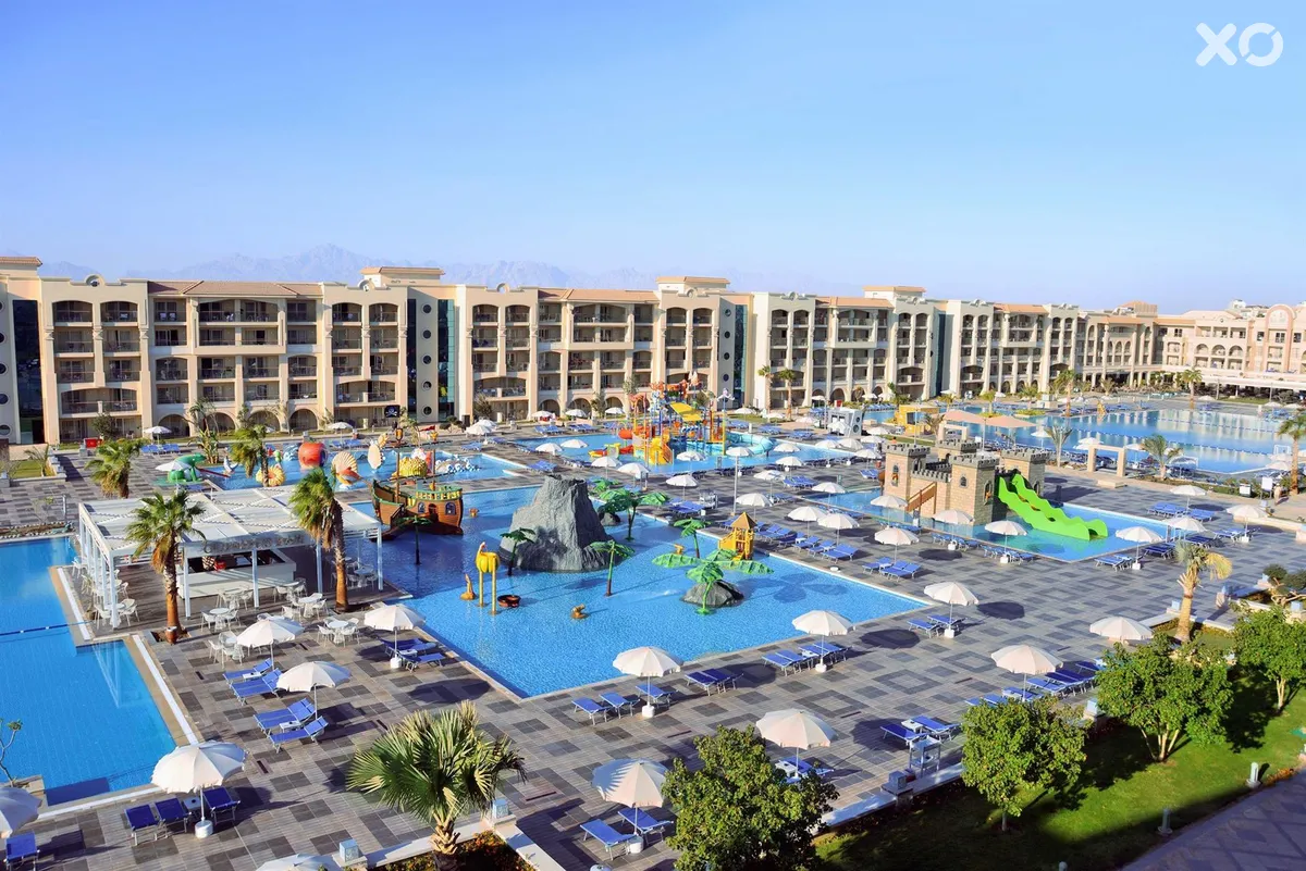 Albatros White Beach Resort