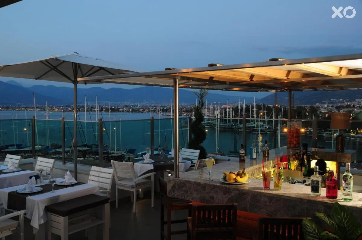 Alesta Yacht Hotel