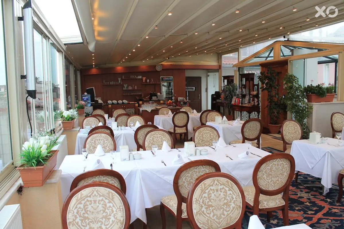 Aruna Hotel