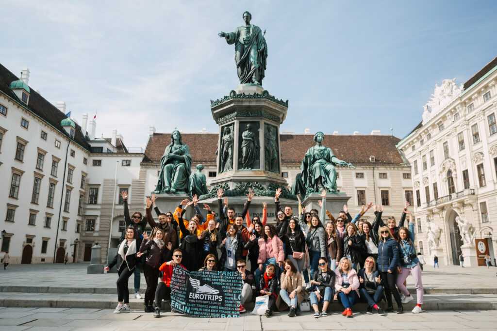 Два міста за один подих! Прогулянки з локалом, кораблик по Дунаю і компанія однодумців