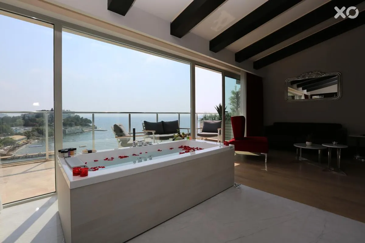 Charisma De Luxe Hotel