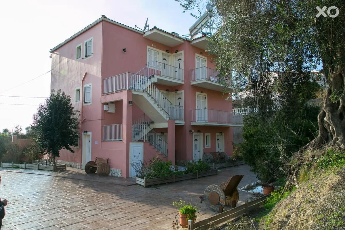 Kouros Apartments & Studios