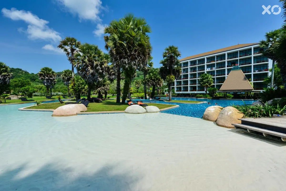 Naithonburi Beach Resort