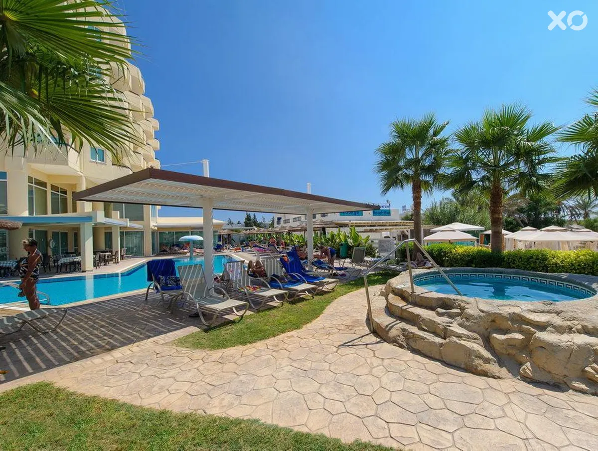 Tasia Maris Sands Beach Hotel