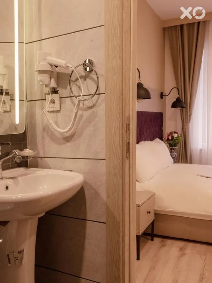 The Lola Hotel