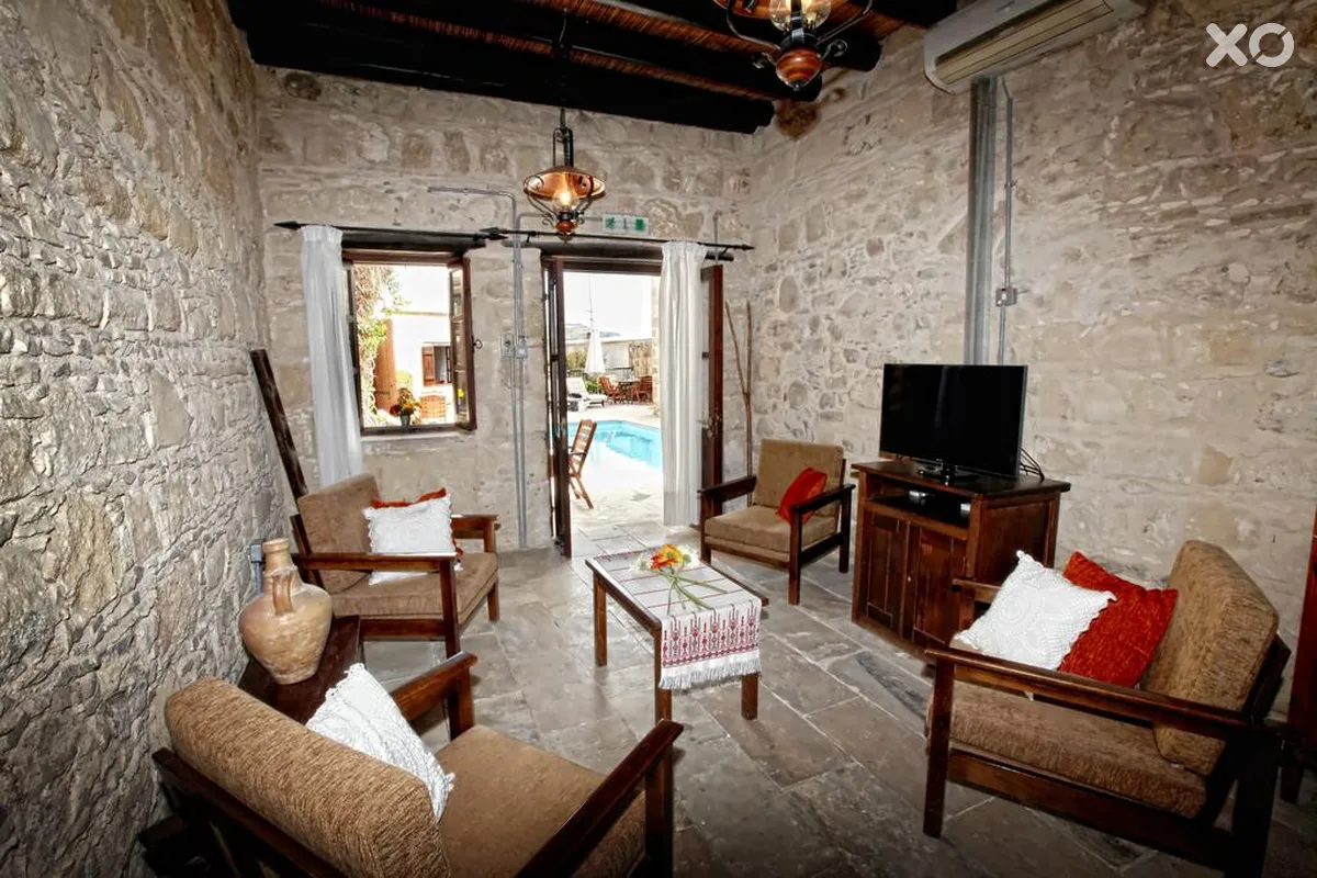 Leonidas Village Houses