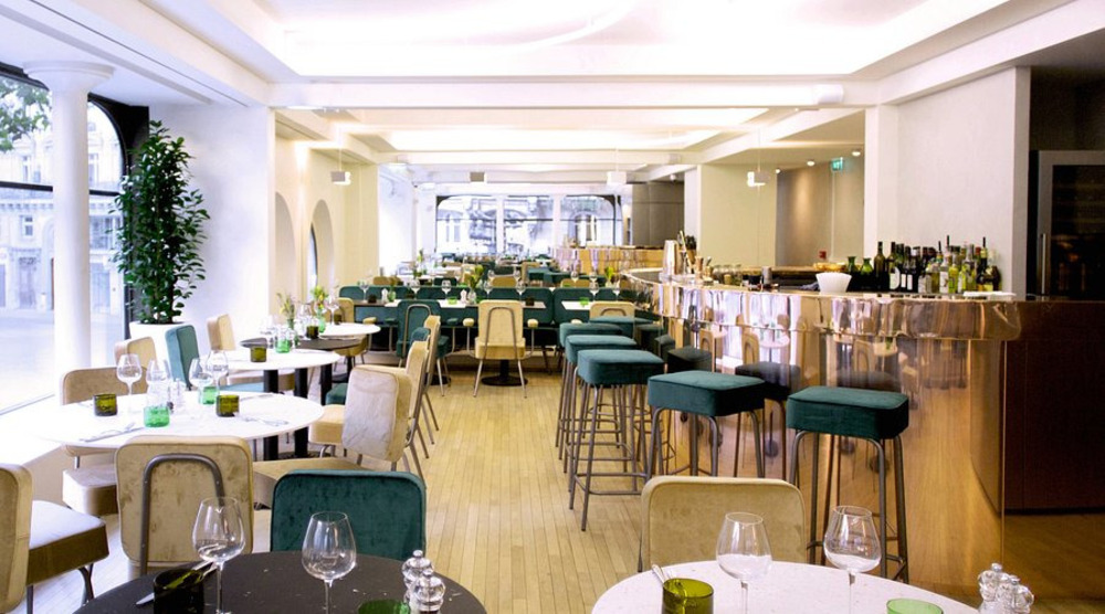 Кафе и рестораны от модных брендов в Париже