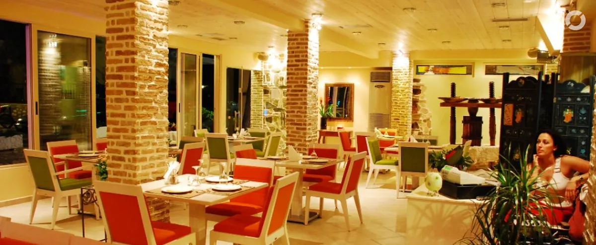 Koukounaria Hotel & Suites