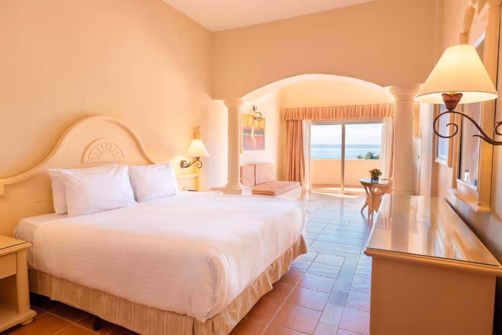 Карибское побережье без лишних хлопот! Песчаный пляж, шезлонги и вид на океан