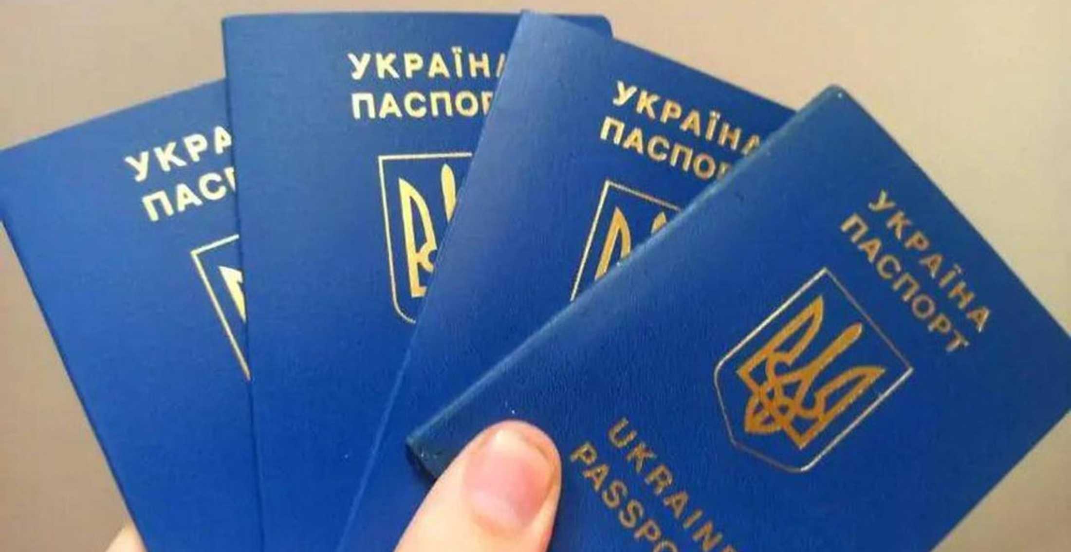 Продовжені закордонні паспорти скасували: що це означає для мандрівників з України