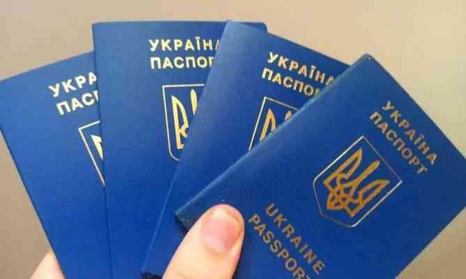 Продовжені закордонні паспорти скасували: що це означає для мандрівників з України