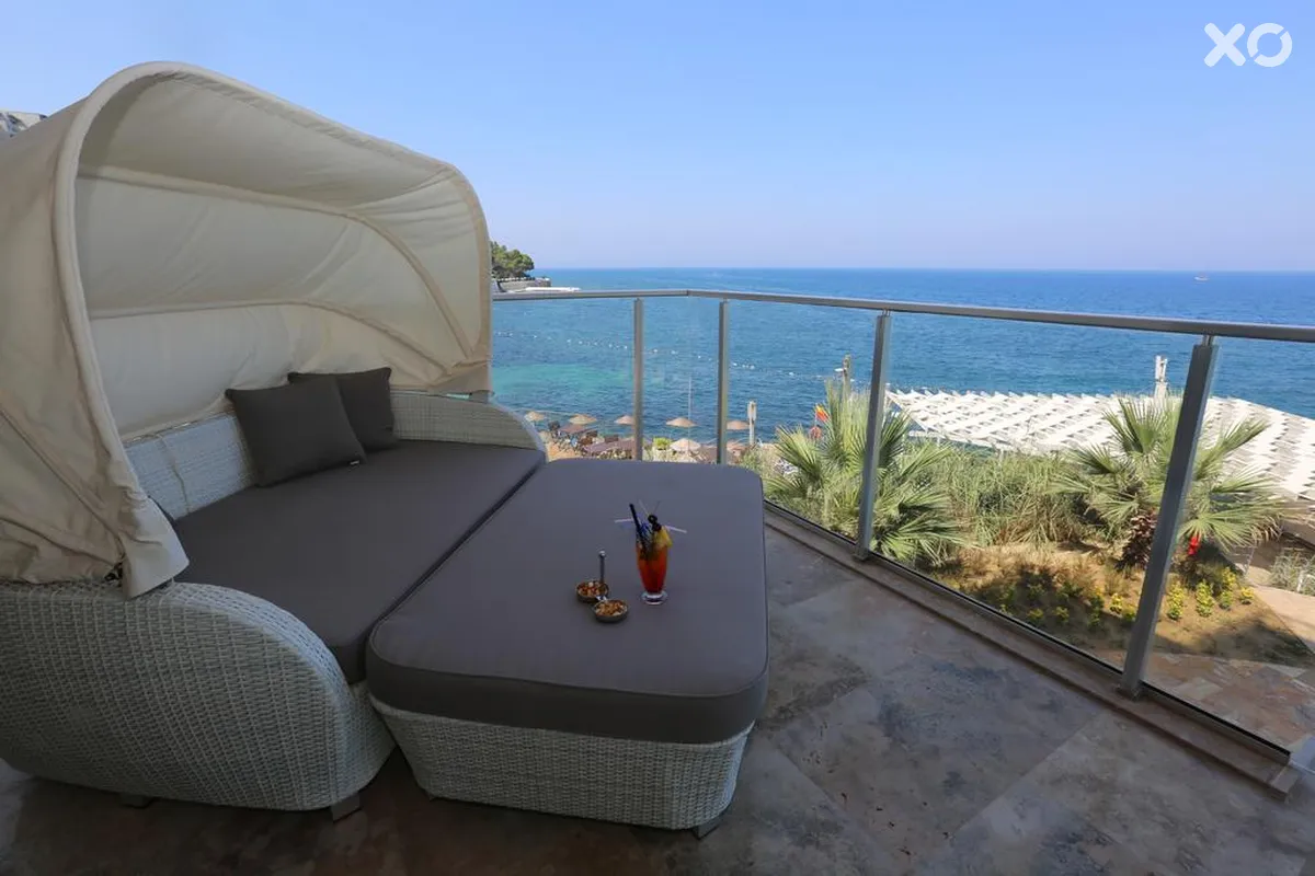 Charisma De Luxe Hotel