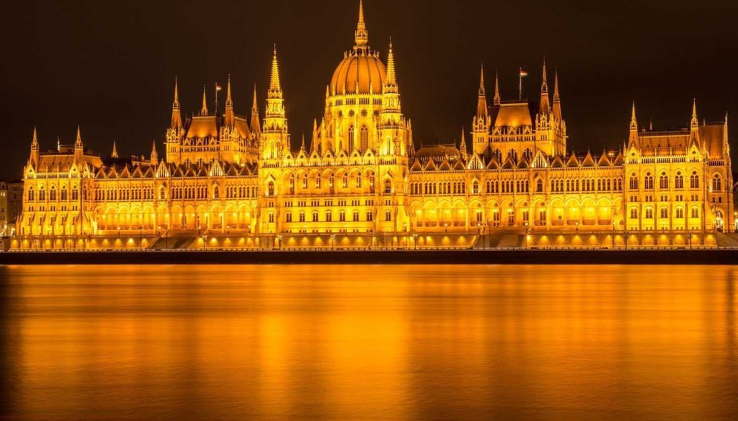 Два міста за один подих! Прогулянки з локалом, кораблик по Дунаю і компанія однодумців