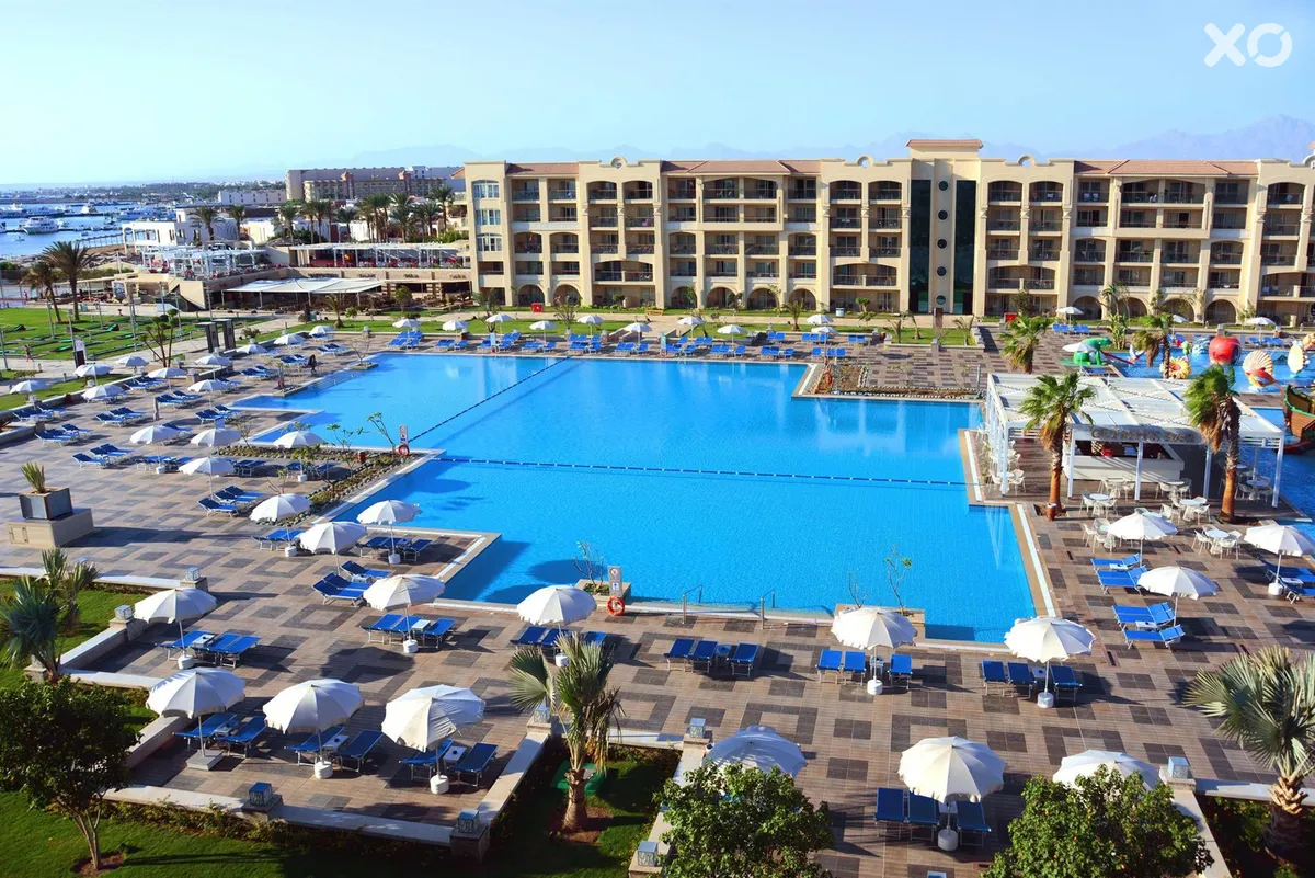 Albatros White Beach Resort